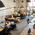 Salle de travail en groupe avec plusieurs bureau