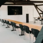 Salle de séminaire Sirocco de la Ferme Bonair avec configuration en U et écran de projection